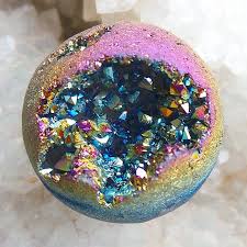 Doesn T Look Natural But Is A Genuine Gem In More Ways Than One Beautifully Exposed Rainbow A Rainbow Aura Quartz Crystals Minerals Minerals And Gemstones