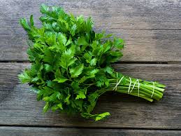 La decozione della radice di prezzemolo è consigliata per l'edema con origine cardiaca. Ricette Con Radice Di Prezzemolo