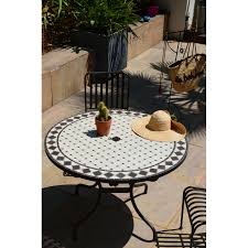 Hometiger présente une vaste sélection de modèles de table. Table Ronde De Jardin En Fer Forge Et Mosaique Diametre 110cm Givex