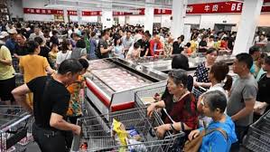 美國大型超市costco在上海開業5日 成為當地民眾一定要朝聖之地 可是 賣點卻不是皇牌的肉類產品 而是超低價飛天茅台酒和名牌手袋 可是 這兩種產品被瘋狂搶光後 店內擠到動彈不得 消費者就利用該店的 漏洞 排隊退掉會員卡 取回299元人民 costco community