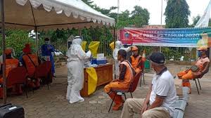 Deteksi Covid 19 Pegawai Dan Warga Di Kelurahan Kebayoran Lama Selatan Jalani Tes Swab Warta Kota