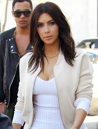 Makeup Lessons From Kim Kardashian S Signature Look Kim Kardashian Hair Medium Hair Styles Kim Kardashian Haircut