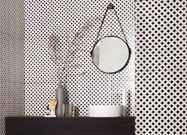 En total look ou en petites touches pour entourer baignoire ou lavabo, dans une salle de bain noir et blanc, les couleurs se déclinent dans un jeu de matières et de finitions pour exprimer librement leur force et leur originalité. Une Salle De Bain En Noir Et Blanc Mes Petites Puces