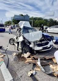 1301hrs status terkini, kemalangan lori tangki di km 389.5 arah utara dari tanjung malim ke behrang. Satu Lagi Keajaiban Perodua Myvi Gohed Gostan