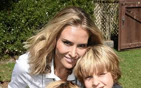 Filhos de Charlie Sheen estão vivendo com os avós depois da mãe se internar  em rehab