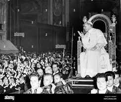 Pope Pius XII is carried in State at St. Peter's Cathedral Stock Photo -  Alamy