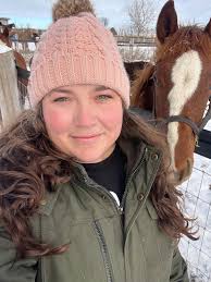 Um, hi 👋🏼 There are more of you here than there were last week. Let me  properly introduce myself. My name is Anne, I live in southeastern Ontario  🇨🇦