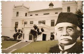 Bapanya datuk jaafar bin haji muhammad iaitu menteri besar johor yang pertama semasa pemerintahan sultan ibrahim. Facebook