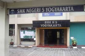 Selamat kepada peserta dididk yang di terima di smkn 5 yogyakarta, selamat bergabung di keluarga besar smk n 5 yogyakarta, pengumuman seleksi, tgl 3 juli 2020 jam 10.00. Smk Negeri 5 Yogyakarta Dulu Smik Jurusan Animasi Diskonvis Kriya Tekstil Logam Les Guru Privat Jogja 081215663955 Offline Online