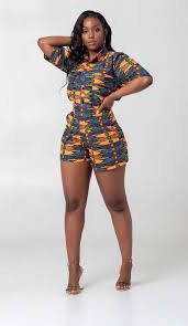 Decalage Imprime Africain Combi Short Garanti De Tourner Les Tetes Ou Que Vous Alliez Les Dem Beautiful African Women African Clothing African Fashion Women