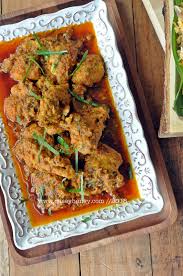Masukkan batang serai, lengkuas, daun salam, daun jeruk dan jahe, aduk sampai layu. Rendang Ayam Sedap Qasey Honey