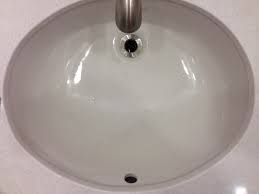 sink has one overflow hole, drain has