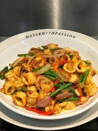 Untuk mendapatkan kuah sambal yang sedap pastikan cili kisar dimasak lama sehingga pecah minyak. Sotong Goreng Kunyit Bahan2 Masak With Passion Facebook