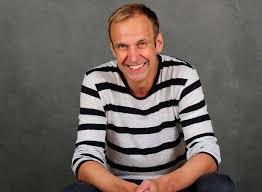 Die mrna kann sich nicht in unsere dna, in unser genom, integrieren. bei mrna handelt es sich um ein botenmolekül, das nicht in die dna einer zelle eingebaut werden kann und relativ schnell vom körper abgebaut wird. Borussia Monchengladbach Stadionsprecher Torsten Knippertz Bei Unter Uns