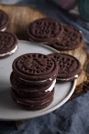 In Der Weihnachtsbackerei Oreo Kekse Und Ein Voller Platzchenteller Oreo Kekse Rezept Kekse Weihnachtsbackerei