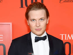 A new definitive frank sinatra biography says there's no way ronan farrow could be the legendary crooner's son — as mia. Ronan Farrow Asked On Live Tv Whether He Is Frank Sinatra S Son You Do Own A Mirror Don T You The Independent The Independent