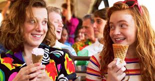 Авторы показали, что сюжет строится не только на проникновении монстров в наш мир. Ochen Strannye Dela Sezon 3 Etot Gorod Slishkom Mal Dlya Tvoej Lyubvi Obzor Seriala Kino Teatr Ru