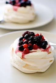 Prechauffer Le Four A 120 Chaleur Traditionnelle Battre 4 Blancs D œuf Temperature Ambiante En Neige Bien Ferme Pavlova Recette Pavlova Recettes Sucrees