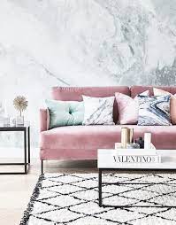 Pretty In Pink Unser Lieblings Samt Sofa In Rosa Hier Kombiniert Mit Trendigen Marmorkissen Und Living Room Inspiration Pink Pink Living Room Room Inspiration