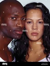 Coppia giovane, pelle di colori differenti, Ritratto, brocciato serie,  20-30 anni, le persone di colore, etnicamente, razze, culture diverse, di  carnagione scura, luce-pelato, relazione, partenariato, solidarietà,  serietà, espressione, sguardo ...