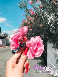 فتاة تحمل باقة ورد يد ماسكه ورده حمراء بنات ماسكين ورد انستقرام رمزيات فتاه ماسكه ورده Engagement Rings Engagement Crown Jewelry