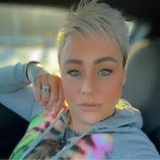 Melissa Ferris's Instagram, Twitter & Facebook