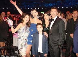 Her family is of muslim heritage. Brits 2019 Dua Lipa S Hunky Father Steals The Show Daily Mail Online