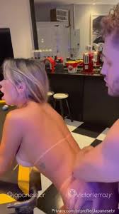 Jully De Queiroz – Curvas Sensuais em Poses Provocantes