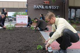 Main Street Hy Vee Pharmacy Store Director Ross Grunwald Foreground Plants Vegetables In Front Of The Bank Of The W Bank Of The West Pharmacy Store Community