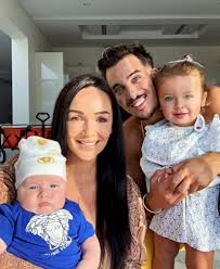 Drame Jazz Et Laurent Au Plus Mal Leur Fils De 8 Mois S Est Noye Dans Leur Piscine En 2020 Jazz Chanteurs Celebres Gymnastique Photographie