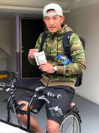 趙駿亞（1978年11月23日 － ），台灣演員，因演出《新兵日記》班長一角而竄紅，大學休學於美國加利福尼亞聖塔莫尼卡社區大學。 2005年，曾擔任馬祖 莒光幹訓班分隊長。 2018年，當選為台灣兩棲爬蟲動物協會理事長。曾因不滿警察交通管制而出手推倒警察遭辦妨害公務。 è¶™é§¿äºžé™½å…‰å½¢è±¡å…¨æ¯€ é­å‰å¥³å‹æŽ§æ–½æš´6å°æ™‚ é€¼æ‹æ€§æ„›å½±ç‰‡ é¢å°æŒ‡æŽ§ æœ¬äººé€™æ¨£èªª é¢¨å‚³åª'