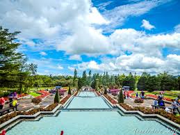 Sesuai dengan namanya, taman bunga nusantara juga memiliki wisata unik yang bangunannya mirip dengan atmosfer khas bali. Hamparan Fantasi Taman Bunga Nusantara Anandastoon