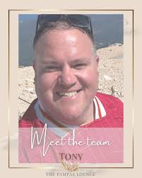 ᴡᴇʟᴄᴏᴍᴇ ᴛᴏɴʏ ᴛᴏ ᴛʜᴇ ᴘᴀᴍᴘᴀꜱ ʟᴏᴜɴɢᴇ ᴅʀᴇᴀᴍ ᴛᴇᴀᴍ ✨🤍 • Hi, Im Tony 👋🏼 I'm a  Registered Nurse with over 20 years background in Nursing. I started  @akw_aesthetics over 3 years ago