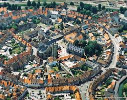 Photographie Prise Du Ciel Centree Sur L Eglise Saint Martin Au Centre Du Cercle Forme Par Les Maisons Bergues Vuduci Photo Aerienne Tourisme Bergues France