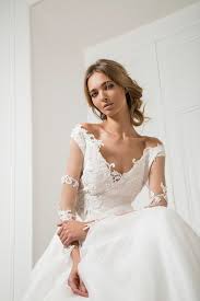 Questa gamma unica di abiti sposa unisce le tradizioni nuziali con le tendenze contemporanee, una collezione progettata per la sposa moderna che desid. Abito Da Sposa Cercasi Come Sceglierlo In Base Al Proprio Fisico