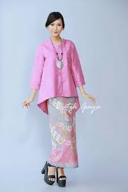 59% off lara nour baju kurung moden como crepe rm 240.00 now rm 99.00. Simply Elegant And Sweet Batik Fashion Batik Dress Modern Batik Dress