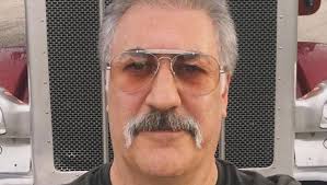 Ted ankara koleji ve bilkent üniversitesi sahne ve güzel sanatlar fakültesi tiyatro bölümü mezunu. Tamer Karadagli Canli Yayinda Dustu