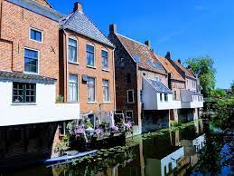 pin op appingedam hangende keukens boven het damsterdiep