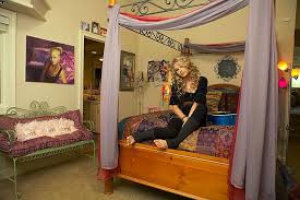Taylor Swift Web Photo Gallery Click Image To Close This Window Taylor Swift House Taylor Swift Guitar Taylor Swift High School