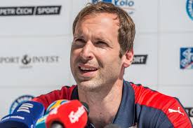 Auch hier braucht er einen Helm! Bayern-Schreck Petr Čech wechselt die  Sportart