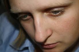 Sykdommen til Ellen (23) gjør ryggen hennes helt skjev