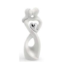 Figure stilizzate valorizzate dal color argento della resina che, nell'abito della sposa è lavorata con effetto satinato. Coppia Sposi Stilizzata In Resina Con Cuore Bomboniera Matrimonio Memory 2016