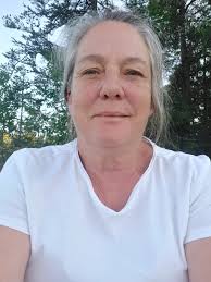 Living in northwestern Ontario 🇨🇦 we had snow showers yesterday. Despite  the less-than-balmy temps, my faithful Daphne mezereum has opened its first  bloom. For context