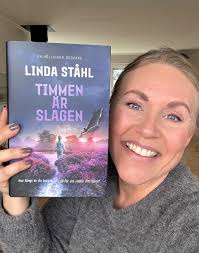 Risk för att vara tjatig. Kate Quint har skrivit Diamant ögat är en av det  bästa böckerna jag lyssnat på. Innerhåller allt. Krig,kärlek, historia,  spänning och en del skratt . Den har