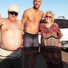 Pepe costa junto a messi quién es pepe costa, el amigo de messi. Manu Ginobili Y Pepe Sanchez Se Convirtieron En Los Inesperados Socorristas De Una Abuela Que Se Accidento En La Playa