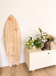 À quelle hauteur accrocher son écran plat? Planche De Surf De Decoration En Bois Naturel Fabrication Francais