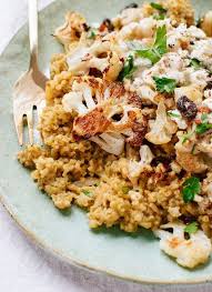 Roasted Cauliflower On A Bed Of Cracked Freekeh Topped With An Irresistible Tahini Sauce Fresh Parsley And Raisins Cooki Rezepte Gesunde Rezepte Blumenkohl