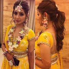 Gota And Fresh Flower Jewellery For The Indian Mehndi Witty Vows Indian Wedding Hairstyles Wedding Flower Jewelry Fresh Flower Jewelry
