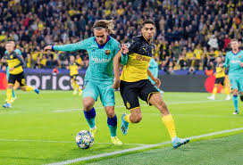 Achraf hakimi following path set by carvajal. Group F Borussia Dortmund Vs Barcelona 2019