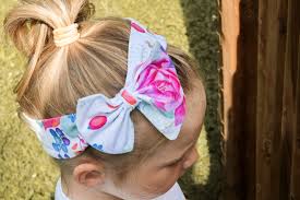 .scrunchie nähen, haarband nähen, diy haarband, nähmaschine, nähen ohne schnittmuster, nähidee für kinder, nähen mit kindern, geschenk nähen wie du dir so haarband selber nähen kannst, zeige ich dir in dieser kostenlosen nähanleitung. Kostenfreie Nahanleitung Fur Sommerliche Haarbander In Drei Varianten Mamahoch2